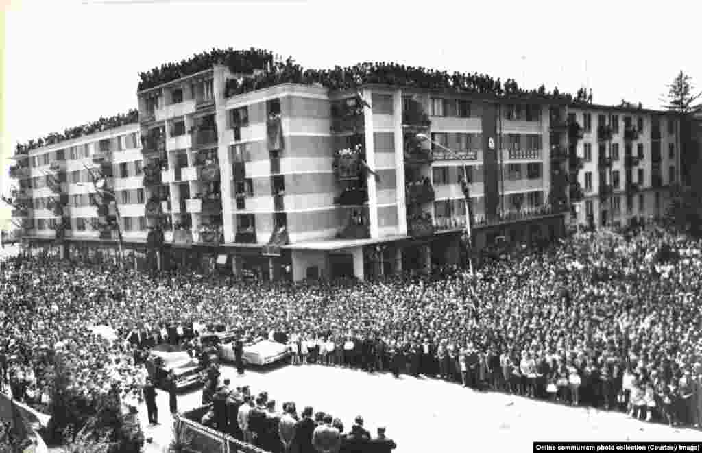 La un an după ce a ajuns la putere, mulțimea se adună la sosirea lui Nicolae Ceaușescu la Pitești/Argeș în 1966.&nbsp;