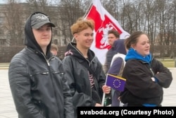 Мікола Багатыр зьлева, Ганна Б. справа. Пасярэдзіне сябра Міколы, які, зь яго словаў, прысутнічаў, але нічога не здымаў