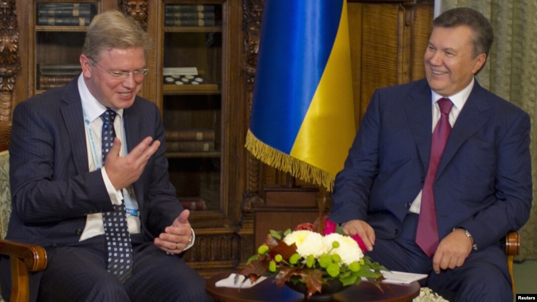 Ukrainian President Viktor Yanukovych (right) meets with EU Enlargement Commissioner Stefan Fuele during the Yalta conference on September 14.