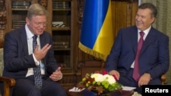 Ukrainian President Viktor Yanukovych (right) meets with EU Enlargement Commissioner Stefan Fuele during the Yalta conference on September 14.