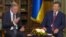 Ուկրաինա-- Նախագահ Վիկտոր Յանուկովիչի (աջ) և ԵՄ հանձնակատար Շտեֆան Ֆյուլեի հանդիպումը, արխիվ