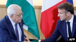 Франция президенті Эммануэль Макрон және Палестина автономиясының жетекшісі Махмуд Аббас