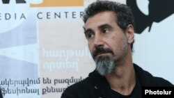 Armenia - Armenian-American rock singer Serj Tankian at a news conference in Yerevan, 31Mar2017.