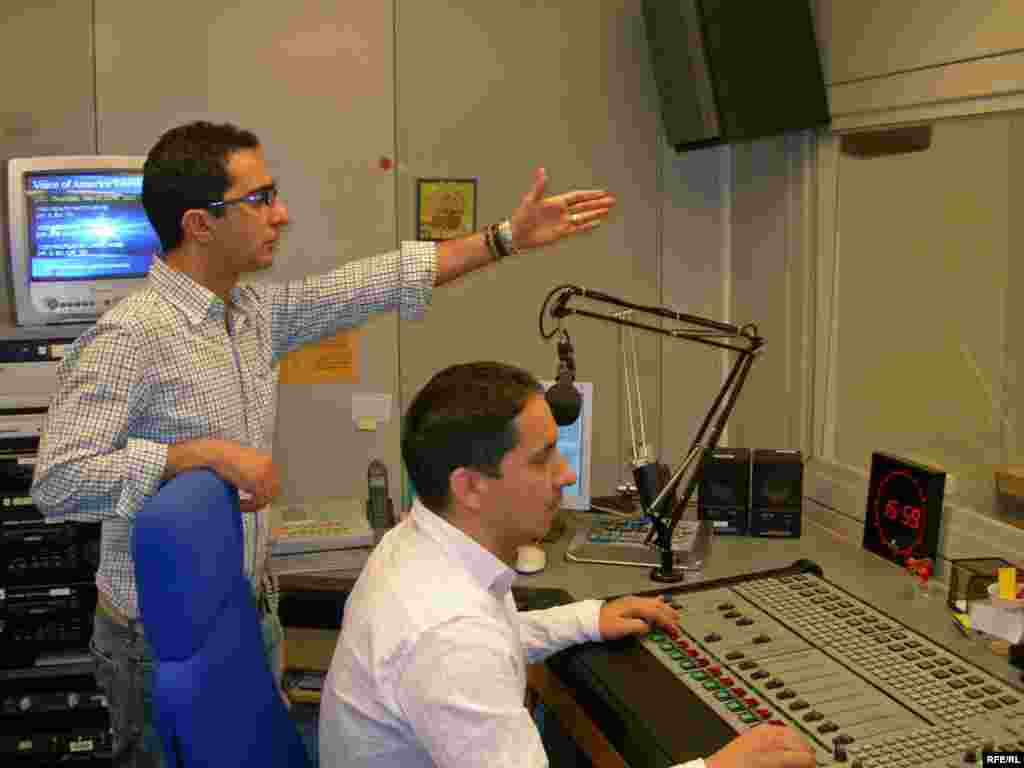 کيوان حسينی اگرچه در وبسايت راديو فردا مشغول است، اما هنگام اجرای برنامه های نوروزی، فيلش دوباره ياد هندوستان کرد و سر از استوديو درآورد