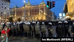 Policijski kordon ispred Rektorata u Beogradu tokom protesta, 31. marta 2026.