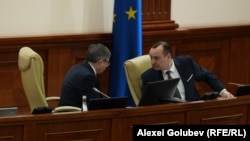 Liderul PAS, Igor Grosu (stânga), și liderul fracțiunii comuniștilor și socialiștilor, Vlad Batrîncea, la începutul ședinței Parlamentului din 15 noiembrie.