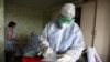 Фельдшеры скорой помощи во время вызова к пациенту с подозрением на коронавирусную инфекцию. С конца июня в Крыму начали повсеместно фиксировать новый рост пандемии