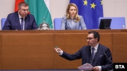 Вътрешният министър Даниел Митов по време на изслушване в парламента, 4 декември 2025 г.