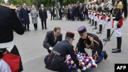 Президент Франції Франсуа Олланд покладає квіти під час церемонії з відзначення 70-річчя Перемоги в Другій світовій війні, Париж, 8 травня 2015 року
