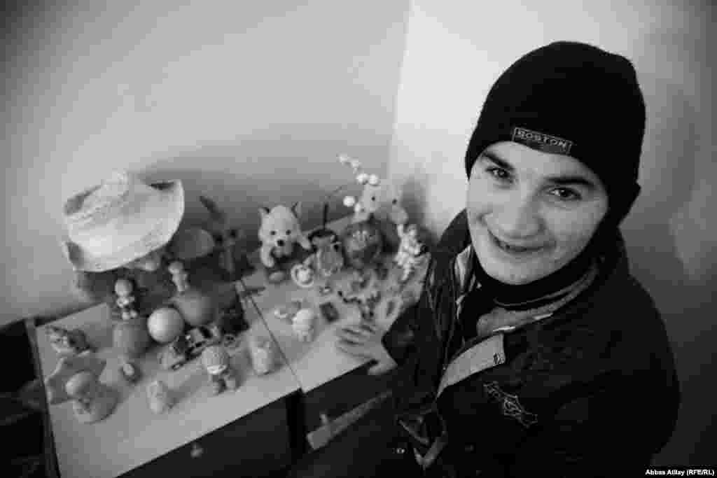 İnternat evini ərzaqla təmin edən cəmiyyət sədrinin sözlərinə görə, 10 ilə yaxındır müəssisəsi qeydiyyatdan keçib və 3-4 ildir ki, tenderin qalibi olur. Sahibkar illik müqavilənin bəzən 75000, 80000, bəzən də 82000 manat civarında olduğunu söylədi: “2012-ci ildə 80000 manatlıq müqaviləmiz var”.