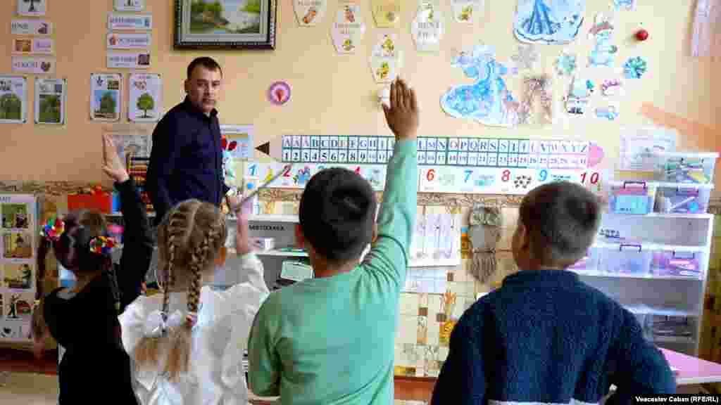 Gheorghe Slubschi are 32 de ani, 12 dintre care este educator la grădinița din satul Măcăreuca, raionul Drochia. Lucrează într-un colectiv de femei, care spun că au fost sceptice la început că se va descurca cu copiii, dar îl apreciază acum.