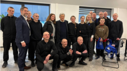 Першае фота вызваленых палітвязьняў з прадстаўнікамі ЗША. Вільня. 