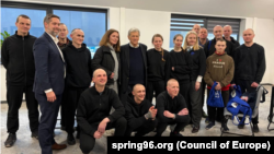 Neki od 250 zatvorenika koje je Belorusija oslobodila 19. marta u okviru sporazuma postignutog sa specijalnim izaslanikom SAD Džonom Koulom (u sredini, zadnji red).