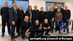 Група політв'язнів разом зі спеціальним посланцем президента США Джоном Коулом