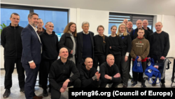 АҚШ-тың арнайы өкілі Джон Коул бостандыққа шыққан саяси тұтқындармен. 19 наурыз, 2026 жыл. 