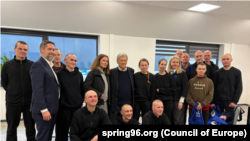 Բելառուսի բանտարկյալներն ԱՄՆ բանագնաց Ջոն Քոուլի հետ