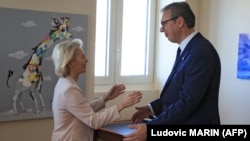 Shefja e KE-së, Ursula von der Leyen, duke u përshëndetur me presidentin serb, Aleksandar Vuçiq. Tivat, 5 qershor 2026.