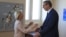 Predsednica Evropske komisije Ursula fon der Lajen godinama je iskazivala topao odnos prema srpskom predsedniku Aleksandru Vučiću i često mu se obraćala sa "dragi Aleksandre", što su kritikovali eksperti koji se bave Zapadnim Balkanom. (Fotografija: Tivat, 5. jun 2026)