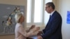 Prema nezvaničnim informacijama iz Evropske komisije, preporuka je rezultat dogovora šefice Komisije Ursule fon der Lajen i predsednika Srbije Aleksandra Vučića iz Tivta, tokom samita EU – Zapadni Balkan. Na fotografiji Fon der Lajen i Vučić u Tivtu, 5. jun 2026.
