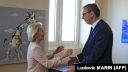 Prema nezvaničnim informacijama iz Evropske komisije, preporuka je rezultat dogovora šefice Komisije Ursule fon der Lajen i predsednika Srbije Aleksandra Vučića iz Tivta, tokom samita EU – Zapadni Balkan. Na fotografiji Fon der Lajen i Vučić u Tivtu, 5. jun 2026.