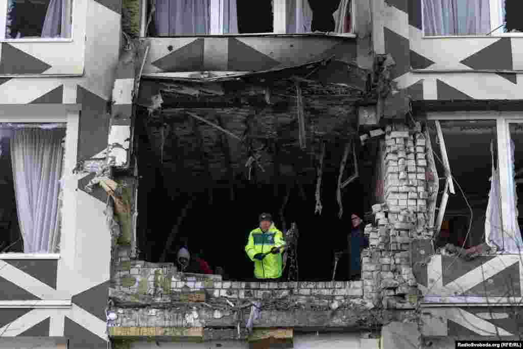 Пожежу, яка виникла в палаті, куди влучив російський дрон, загасили. Ось такий вигляд усе має вже вдень. 5 січня 2026 року