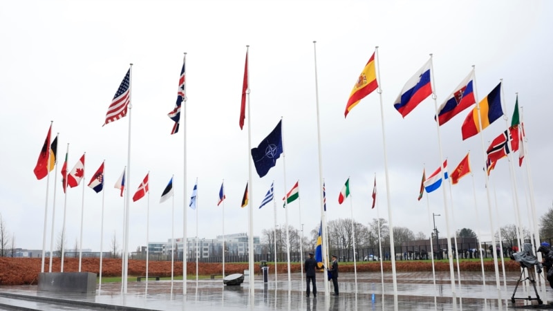 Сьцяг Швэцыі вывесілі ля сядзібы NATO, краіна стала 32-м чальцом альянсу. ФОТА