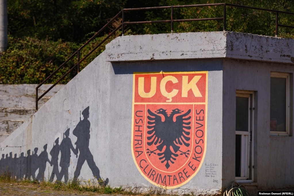 Emblema e UÇK-së shihet në një mur në Ferizaj.