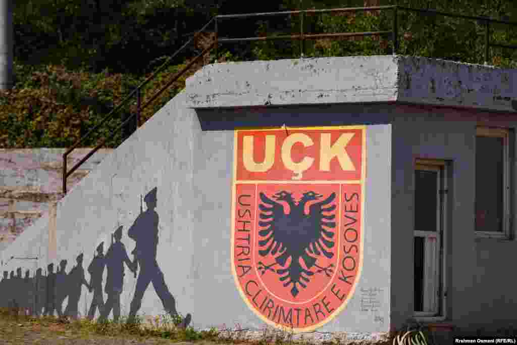 Emblema e UÇK-së shihet në një mur në Ferizaj.