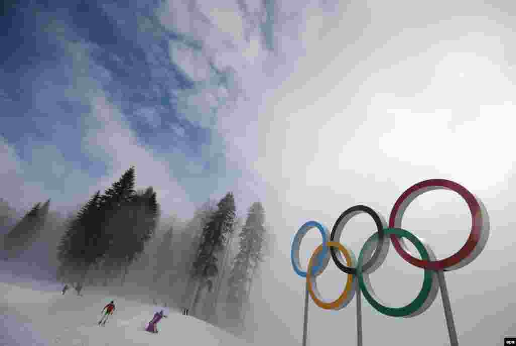 Simon Schempp of Germany in training during heavy fog prior to the men&#39;s 15-kilometer mass-start competition at the Laura Cross Biathlon Center, which was called off. (epa/Kay Nietfeld)