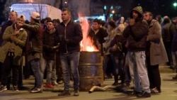 Ndezin zjarre para KSHZ-së dhe vazhdojnë protestën