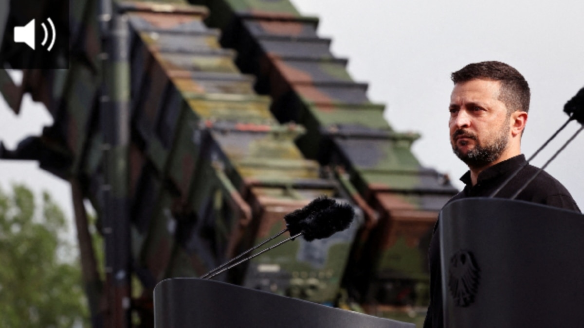 President of Ukraine Volodymyr Zelensky inspected the training of Ukrainian military personnel on the Patriot air defence missile system, 11 June 2024