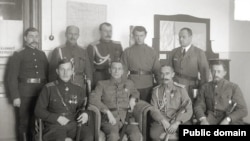 Белые генералы и офицеры с Александром Колчаком (сидит в центре) в штабе Екатеринбургской группы войск. Александр Дутов (стоит третий слева). Январь 1919 года