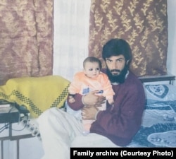 Абдул со своей дочерью. Конец 1990-х. В то время мужчинам запрещали брить бороды
