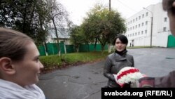 Наста Палажанка выходзіць на волю пасьля турмы, 30 верасьня 2011 году.