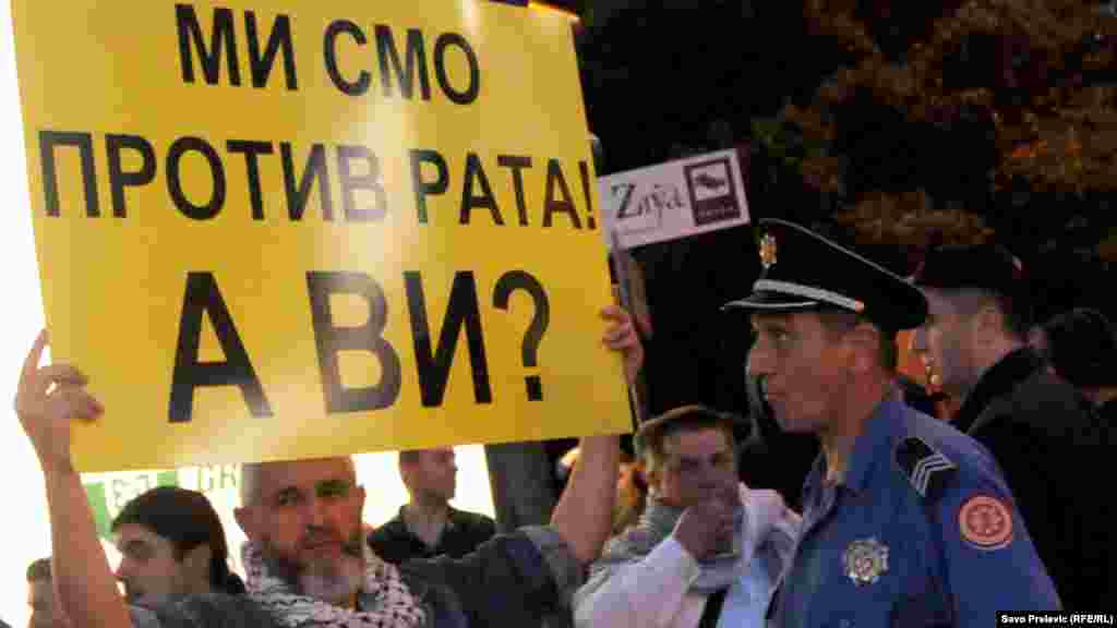 Dolazak Rasmusena je obilježio i protest petnaestak osoba koje su ga dočekale zvižducima i antifašističkim parolama. &quot;Dolazak generalnog sekretara NATO Anders Fog Rasmusena u Podgoricu tri dana prije važnih lokalnih izbora širom Crne Gore predstavlja grubi predizborni pritisak na crnogorske glasače da ne glasaju za promjenu postojeće vlasti&quot;, navodi se u saopštenju Pokreta za neutralnost.