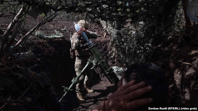 Українські мінометники ведуть вогонь по російській піхоті в районі Покровська. Фото: Прес-служба 93 ОМБр