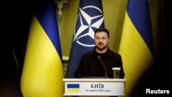 Planul de pace ar interzice Ucrainei să adere la NATO. În imagine: președintele Zelenski cu steagul alianței în fundal, cu ocazia unei vizite la Kiev a secretarului ei general. (Fotografie de arhivă)