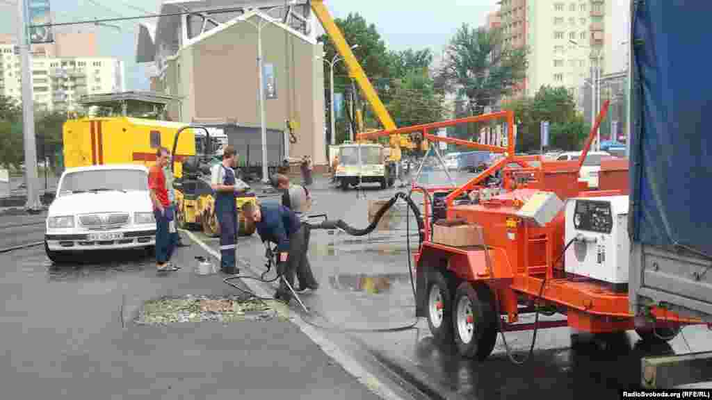 Комунальні працівники вимивають узбіччя дороги