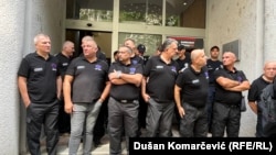 Privatno obezbeđenje na jednom od dva ulaza u zgradu Privredne komore Srbije, 7. avgust 2025.