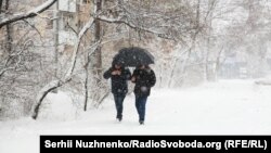 У Києві й Київській області, за прогнозом синоптиків, вдень 23 січня буде сильний сніг, пориви вітру – 15-20 метрів за секунду, хуртовини