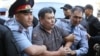 Полиция наразылыққа келген адамды ұстап әкетіп барады. Алматы, 2020 жылдың қыркүйегі.