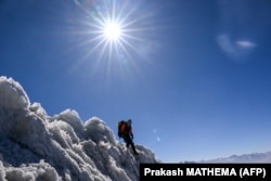 یک یخچال‌شناس سوئیسی در جریان اکتشاف در یخچال‌های منطقه پامیر در شرق تاجیکستان در ارتفاع ۵۸۰۰ متری، ۲۴ سپتامبر ۲۰۲۵