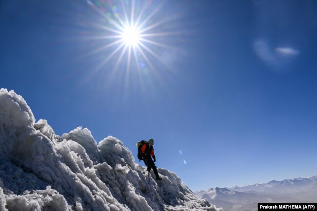 یک یخچال‌شناس سوئیسی در جریان اکتشاف در یخچال‌های منطقه پامیر در شرق تاجیکستان در ارتفاع ۵۸۰۰ متری، ۲۴ سپتامبر ۲۰۲۵