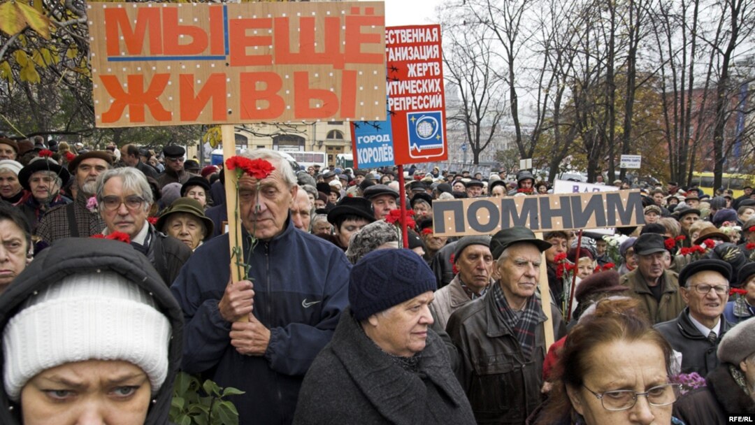 В Москве ветераны ГУЛАГа и их родственники в этот день приходят к Соловецкому камню на Лубянке