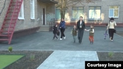 Кацярына вядзе дзяцей у дзіцячы садок пад зямлёй