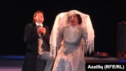Уфаның "Нур" татар театрында "Хаҗи әфәнде өйләнә" спектакленнән бер күренеш