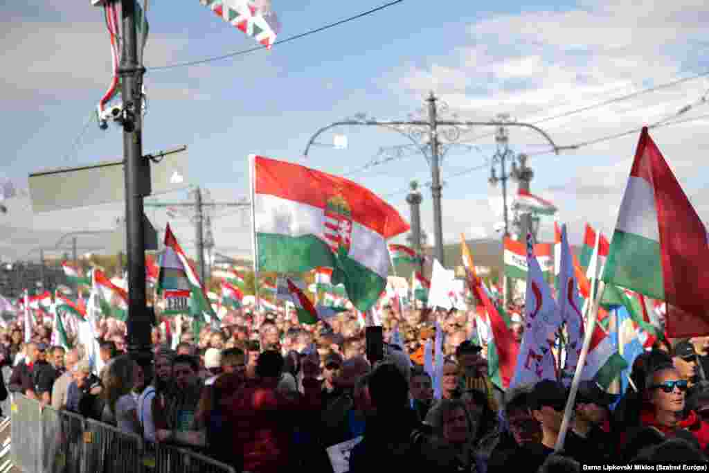 Úton a Békemenet résztvevői a Kossuth térre a Margithídon át. Orbán Viktor a közösségi oldalán azt posztolta, „ez már az űrből is látszik”