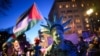 O activistă îmbrăcată ca Statuia Libertății, în cătușe, în timpul unei manifestații din Washington D.C. în sprijinul palestinienilor, în timpul vizitei premierului israelian Beniamin Netanyahu, 4 februarie 2025.