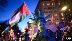 O activistă îmbrăcată ca Statuia Libertății, în cătușe, în timpul unei manifestații din Washington D.C. în sprijinul palestinienilor, în timpul vizitei premierului israelian Beniamin Netanyahu, 4 februarie 2025.