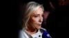 Lidera extremei drepte franceze Marine Le Pen discută cu jurnaliștii pe 7 iulie.